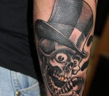 Totenkopf und Schädel Tattoo
