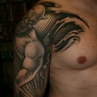 Tattoo Arm Schulter beim Mann
