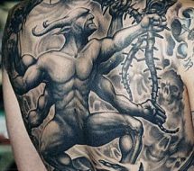 Schwarz Grau und Cover Up Tattoo Spezialist 